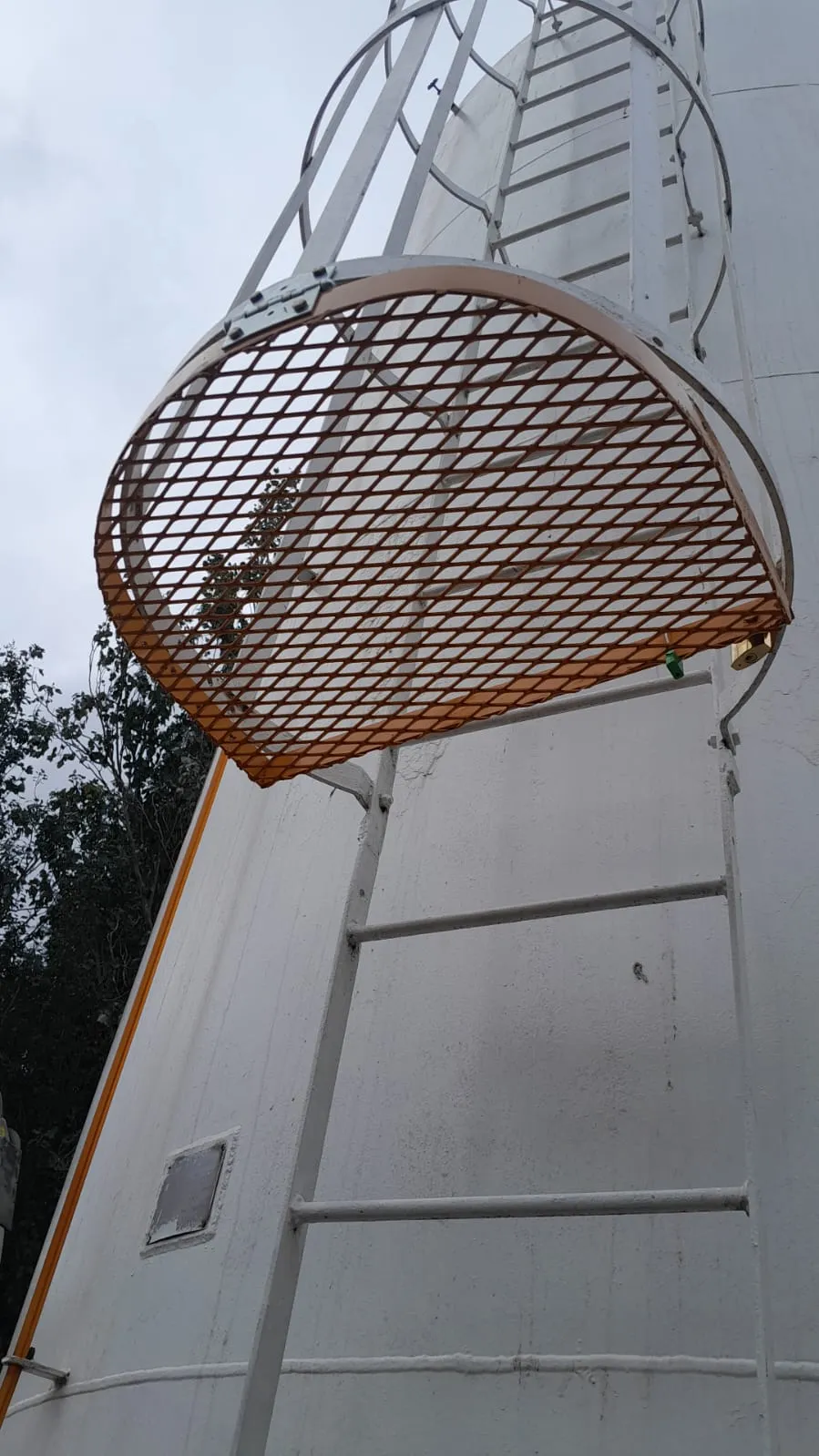 Fabricación e instalación de tapas de seguridad en escaleras